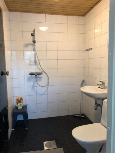 une salle de bain avec douche et lavabo dans l'établissement Villa Kalliorinne, à Jyväskylä