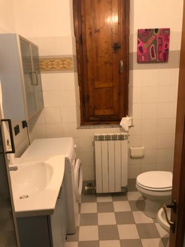 y baño con lavabo y aseo. en Dalla Bibi, en Montecatini Terme