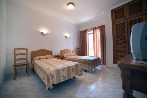 Ένα ή περισσότερα κρεβάτια σε δωμάτιο στο Hostal Sa Rota