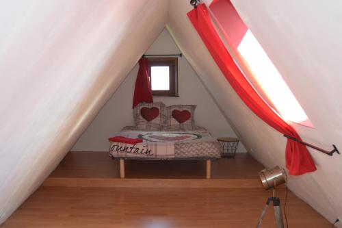 Una cama o camas en una habitación de P'tit Biscuit