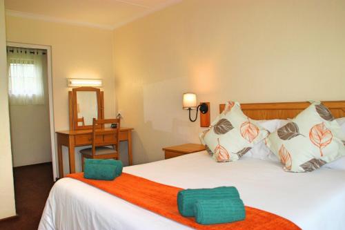 Кровать или кровати в номере Gooderson Leisure Riverbend Chalets Self Catering and Timeshare Gold Crown Resort