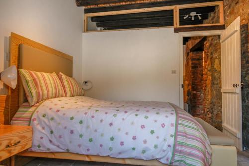Postel nebo postele na pokoji v ubytování Farmakas Living