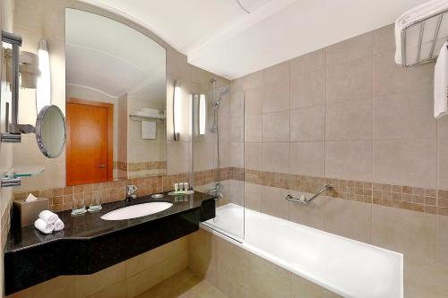 Copthorne Lakeview Executive Apartments Dubai, Green Community tesisinde bir banyo