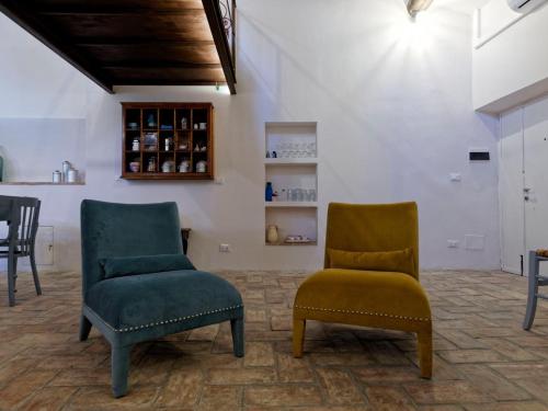 two chairs and a table in a room at L’Arrocco - La Torre col Mare sul Tetto in Tarquinia