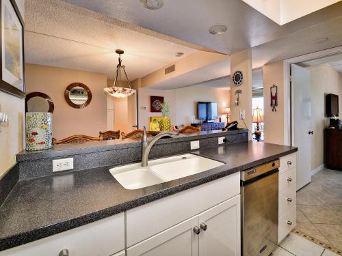 une cuisine avec un évier et un plan de travail dans l'établissement 440 West 607N 6th Floor 440 West Condo with Stunning Water View. 23148, à Clearwater Beach