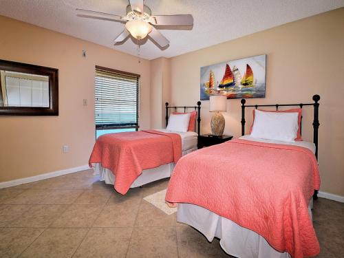 une chambre avec deux lits et un ventilateur de plafond dans l'établissement 440 West 607N 6th Floor 440 West Condo with Stunning Water View. 23148, à Clearwater Beach