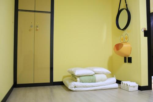 Кровать или кровати в номере Daegwanryeong Egg Guesthouse
