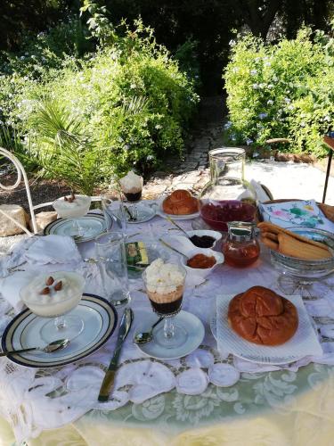 Torre Rodosta في موديكا: طاولة عليها أطباق من الطعام