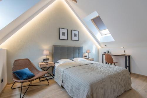 una camera da letto con un letto grande e due sedie di COME2rest - Stikliu 20 a Vilnius