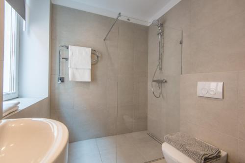 een badkamer met een douche, een toilet en een wastafel bij COME2rest - Stikliu 20 in Vilnius