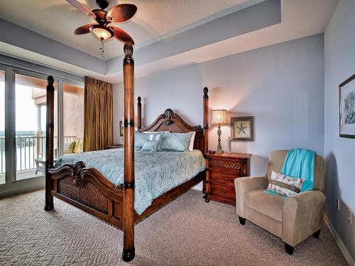 清水海灘的住宿－Harborview Grande 800 Luxury 8th Floor Condo with Stunning Harbor Views 23067，一间卧室配有一张天蓬床和一把椅子