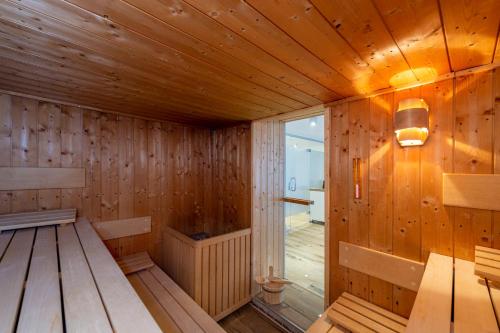 コンスタンツにあるGästehaus Holzerのベンチと窓のある空のサウナ