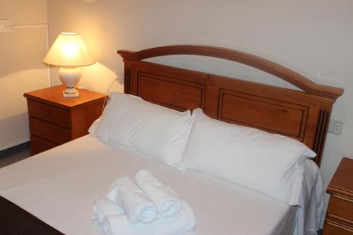 a bed with two folded towels on top of it at Hostal Los Maños in Albentosa