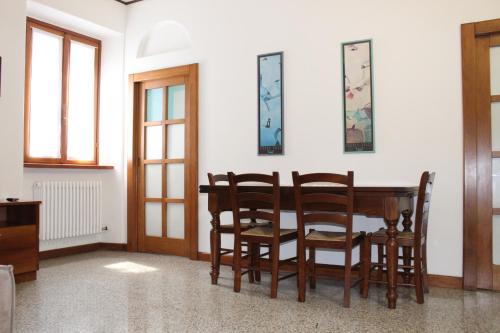 - une salle à manger avec une table et des chaises en bois dans l'établissement Il giardino dei fiori, à Mandello del Lario