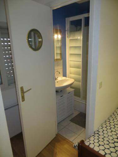 a small bathroom with a sink and a mirror at résidence Biak Bat in Ciboure