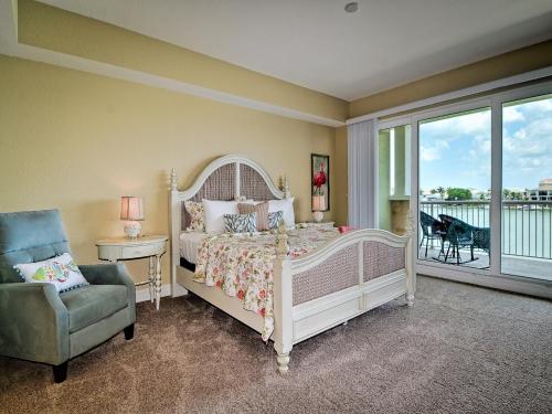 Un pat sau paturi într-o cameră la Sandpiper's Cove 303 Waterfront 3 Bedroom 2 Bathroom - Sandpiper's Cove 23146