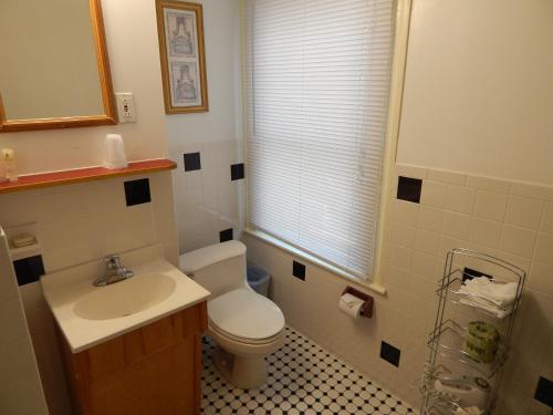 bagno con servizi igienici e lavandino di A Friendly Inn at Harvard a Cambridge