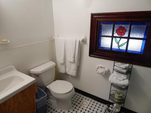 a bathroom with a toilet and a window at A Friendly Inn at Harvard in Cambridge
