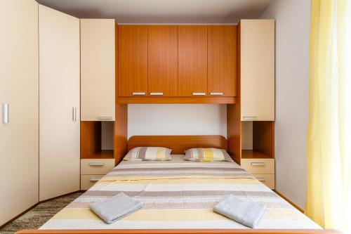 Postel nebo postele na pokoji v ubytování Holiday House Snjezana