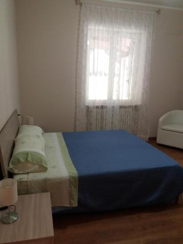 una camera da letto con un grande letto e una finestra di La casa di Giò a Montesilvano