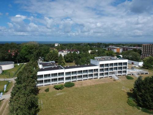 eine Luftansicht eines großen weißen Gebäudes in der Unterkunft Sea Power Horyzont in Jastrzębia Góra