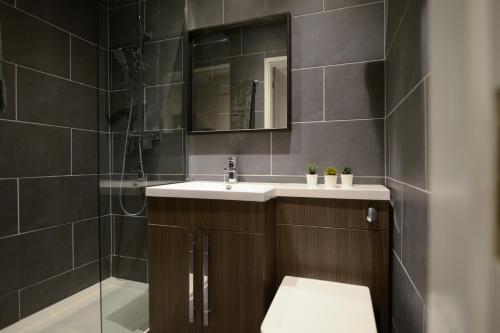 ein Bad mit einem WC, einem Waschbecken und einer Dusche in der Unterkunft Ladywell House Suites - Chinatown - Self Check-in in Birmingham