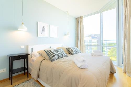 Łóżko lub łóżka w pokoju w obiekcie Elija Swan-Toy Apartments