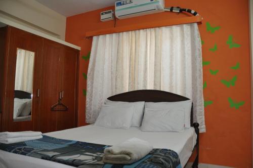 Nayath Serviced Apartments, Homely Stay for Families since 2011 Close to Bus, Railway Stations, Near to Reliance Mart, Srinivasam complex and many Restaurants Fully Furnished Kitchen Pet Friendlyにあるベッド