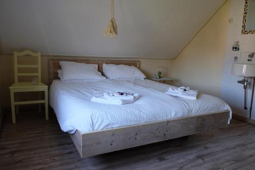 sypialnia z łóżkiem z dwoma ręcznikami w obiekcie B&B Madame w mieście Lobith