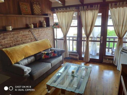 カンガス・デ・オニスにあるOlimarti Vacacionalのリビングルーム(ソファ、ガラスのコーヒーテーブル付)