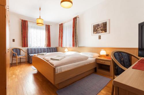 Un pat sau paturi într-o cameră la Haus Peskoller