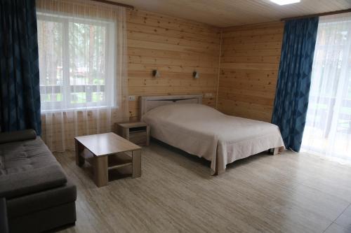 Кровать или кровати в номере Парк Отель Манжерок