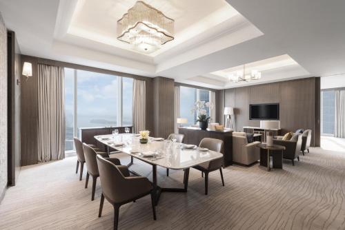 Un comedor con mesa y sillas en Shangri-La Yuanqu, Suzhou, en Suzhou