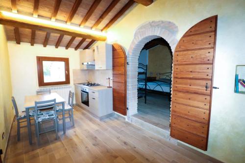 una cucina e una sala da pranzo con tavolo e porta di Agriturismo la Tana a Città di Castello