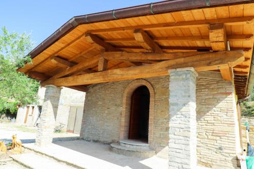 a wooden roof on a building with a stone wall at Agriturismo la Tana in Città di Castello