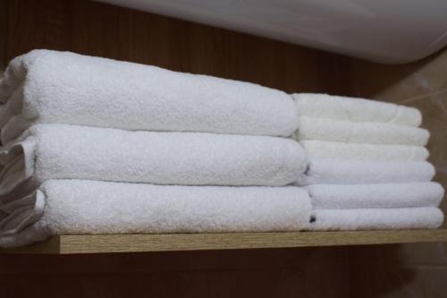 ein Stapel Handtücher auf einem Regal in einem Badezimmer in der Unterkunft Apartmani 23 in Novi Pazar