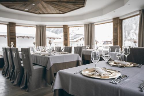 Restaurant o un lloc per menjar a Alpine Resort Sportalm