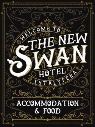 Una señal que dice bienvenida a la nueva asociación hotelera y comida en The New Swan Hotel, en Swansea