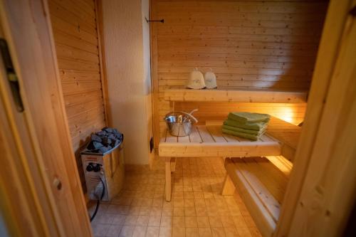 una piccola sauna in legno con lavandino di Holiday Village Kukkapää a Sulkava