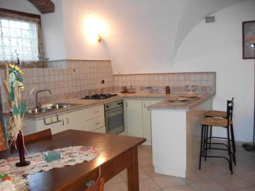 A cozinha ou cozinha compacta de APPARTAMENTO AURORA Val di Sogno