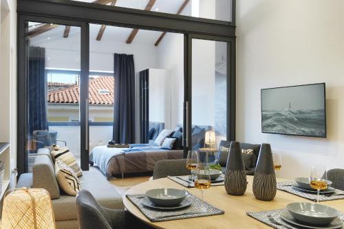 ein Wohnzimmer mit einem Esstisch und ein Schlafzimmer in der Unterkunft Luxury apartment JANA with private parking in Pula
