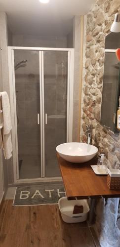W łazience znajduje się umywalka i przeszklony prysznic. w obiekcie Apartmán Krajčer w mieście Gierlachów