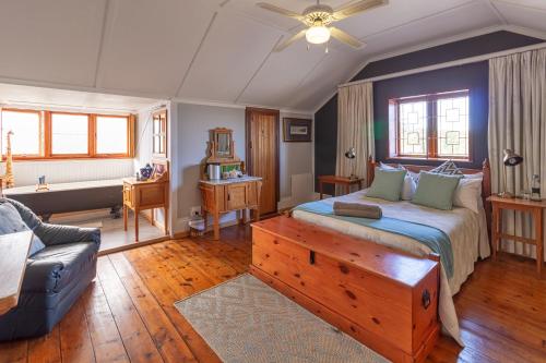 ein Wohnzimmer mit einem Bett und einem Sofa in der Unterkunft King George's Guest House in Port Elizabeth
