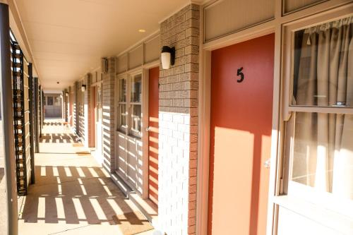 una fila de pasarelas en un edificio en Kite Street Units en Orange