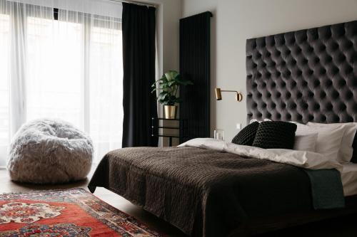 ブダペストにあるTG Hotel Apartments Budapestのベッドルーム(大型ベッド1台、大きな窓付)