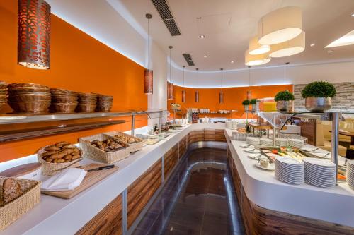 a buffet line in a restaurant with food at IMLAUER Hotel Nestroy Wien in Vienna