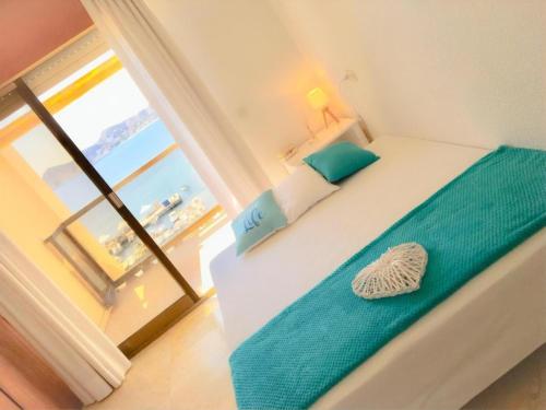 - une chambre avec un lit et une vue sur l'océan dans l'établissement Penthouse 1ère ligne de mer avec magnifique vue, à Benidorm