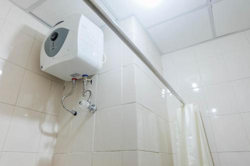 Ένα μπάνιο στο Compact Studio Signature Park Grande Apartment MT. Haryono By Travelio