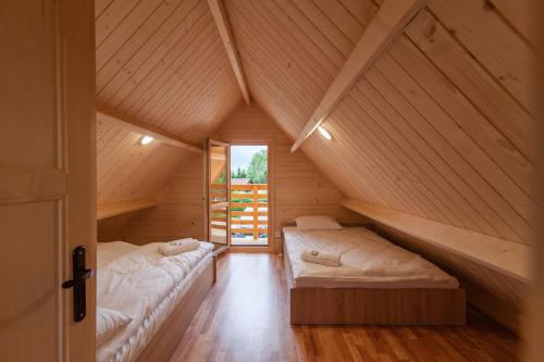 Ein Bett oder Betten in einem Zimmer der Unterkunft TRZĘSAWISKO