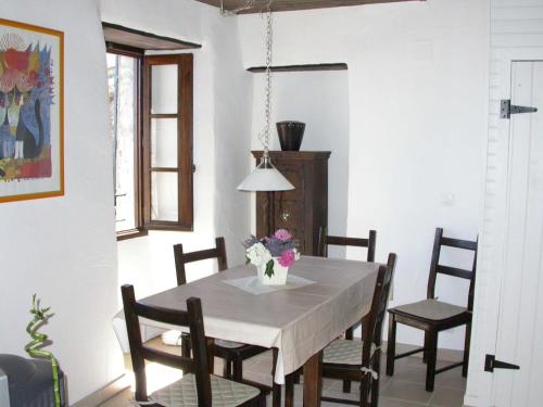 comedor con mesa y sillas en Sole e Ventu (70 qm), en San-Giovanni-di-Moriani